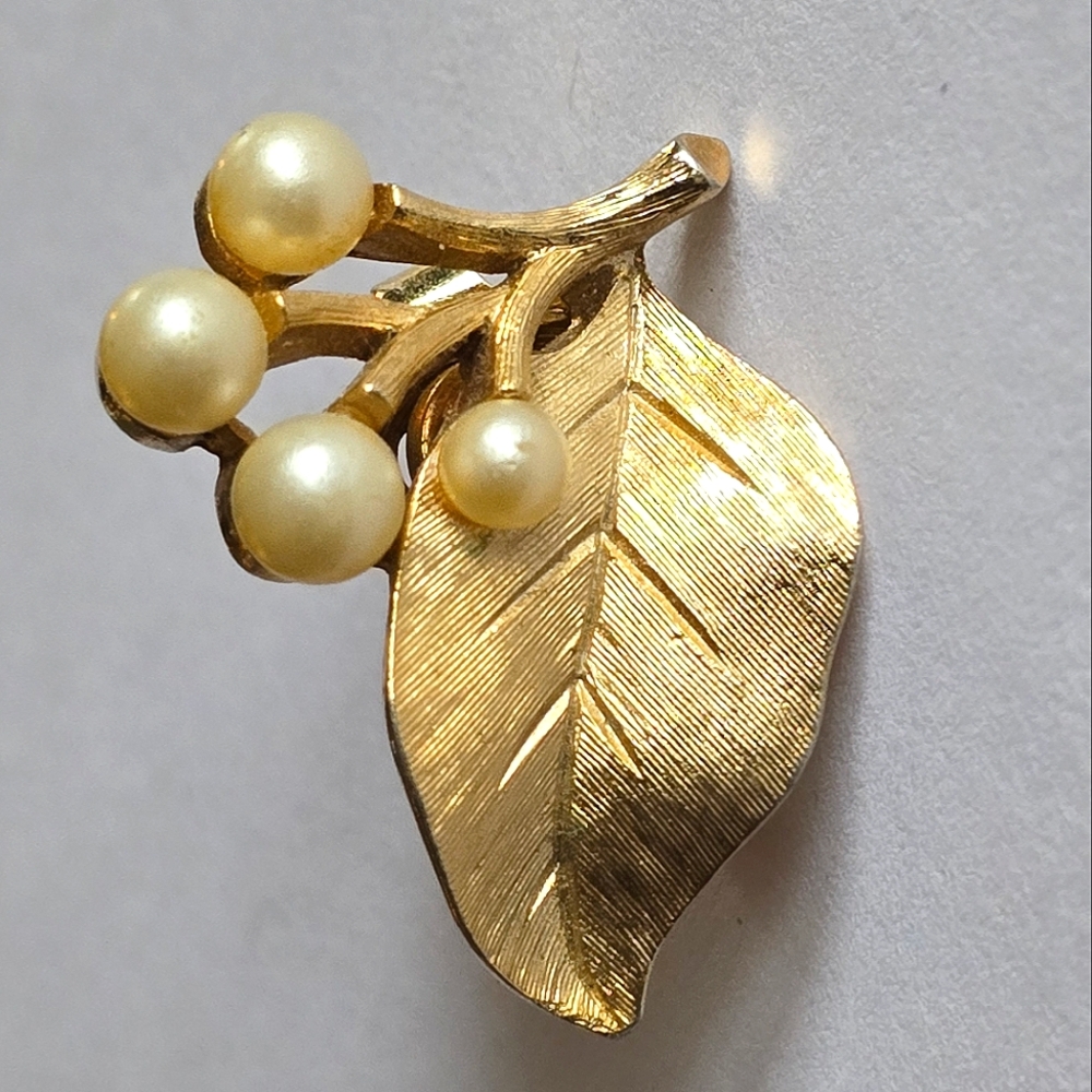 Vintage Crown Trifari SINGLE ONE earring clip on gold tone white faux pearl